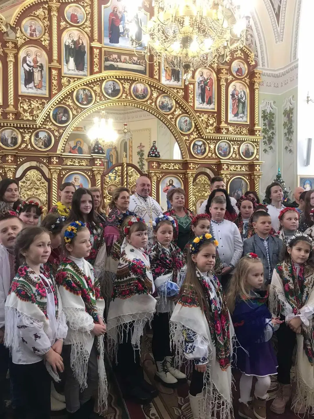 У неділю, 21 січня 2024 року, учні та викладачі Золотопотіцької мистецької школи влаштували надзвичайне колядування для мешканців села Возилів.